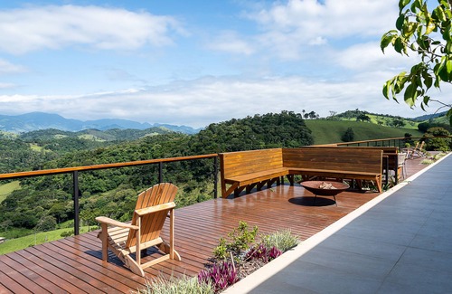 Campos do Jordao Cottage | Vista Deslumbrante e Alto Padrão com 4 Suites, Piscina Aquecida e Sauna