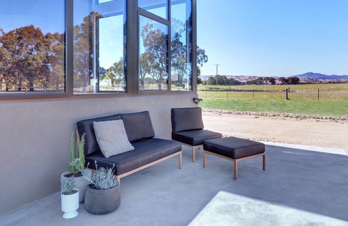 Mansfield House | Vista Montagna – Perfect Year-Round Getaway