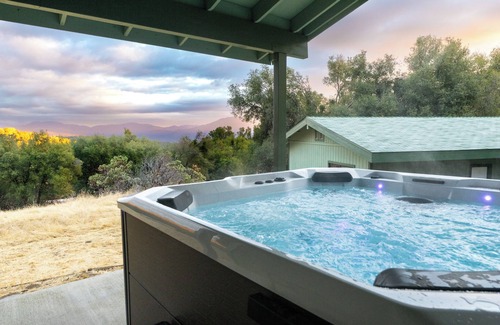 Ahwahnee Cabin | Vista Verde: Yosemite - Sleeps 12 - Game Room - Spa