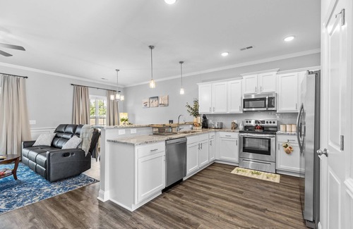 Greenville House | Vistapoint, minutes away from ECU/hospital, restaurants, and city attractions.