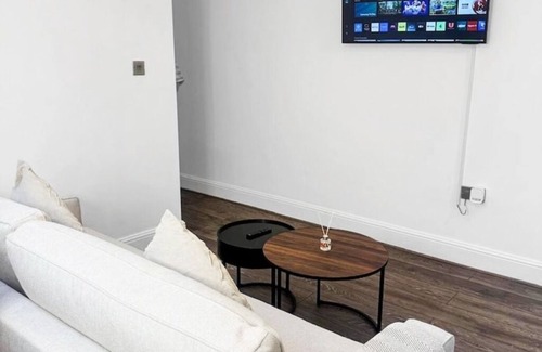 South Norwood Apartment | Vistara - 1BR Flat - Close to London & Gatwick