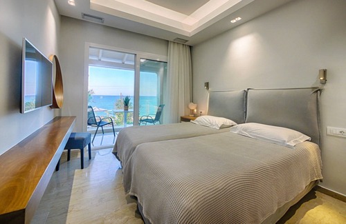 Agios Georgios Pagon Apartment | Vistonia Studio 8 - right on the beach with sea views