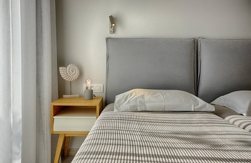 Agios Georgios Pagon Apartment | Vistonia Studio 8 - right on the beach with sea views