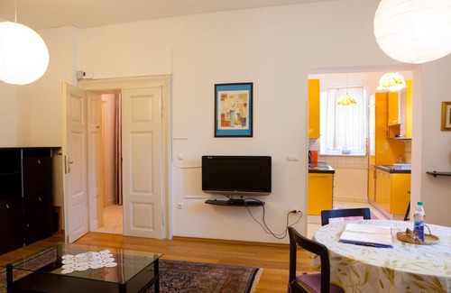 Ljubljana City Centre Apartment | Vita Tour As/Spacious 1BR APP in center with free AC and WiFi