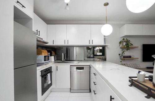 Glebe Apartment | Viva Verdant Stroll to Darling Harbour and CBD