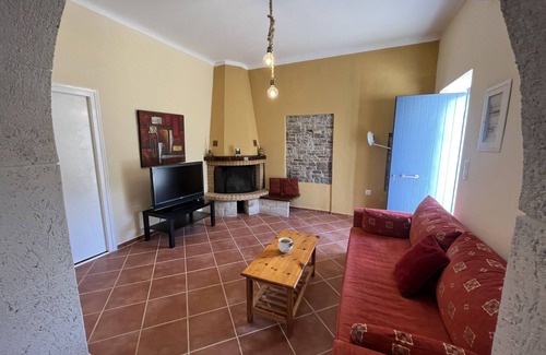 Kithira House | Volari HousenFor a delightful relaxing stay!n