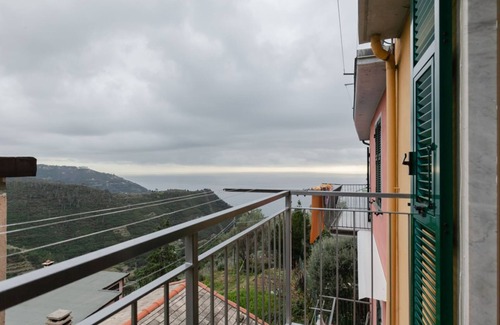 Volastra Apartment | Volastra Cozy APT - with Terrace & Seaview