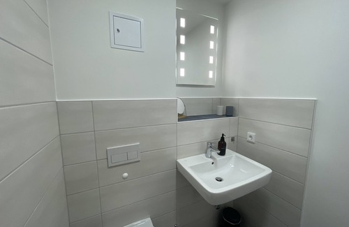 Eichwalde Apartment | Vorstadtoase für 2 - Netflix, Parkplatz, Nähe BER, Queensize-Bett