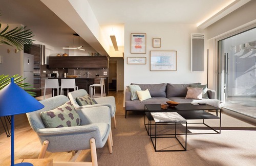 Vouliagmeni Condo | Vouliagmeni Beach Stylish house private garden