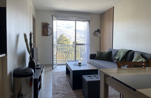 Argeles Gazost Apartment | Vue Insolite sur les Montagnes, Appartement Avec Balcon & Parking Centre-ville