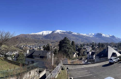 Argeles Gazost Apartment | Vue Insolite sur les Montagnes, Appartement Avec Balcon & Parking Centre-ville