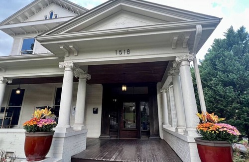 Five Points South House | Vulcan's Knee: 6bdrm Mansion ~ Speakeasy ~ Library
