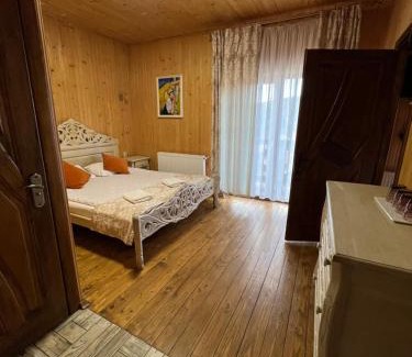 Polyanytsya Cabin | VULYK z MEDOM