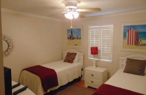 Demere Park House | W2 Ocean Walk Resort upstairs 2 bed king and two twins next to back pool