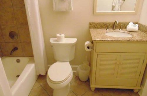 Demere Park House | W2 Ocean Walk Resort upstairs 2 bed king and two twins next to back pool
