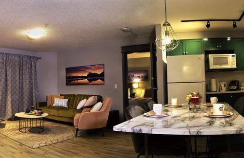 Cougar Creek Apartment | W216- heated parkade, BBQ, AC, FreeParking, Gym