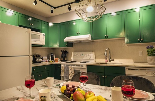 Cougar Creek Apartment | W216- heated parkade, BBQ, AC, FreeParking, Gym