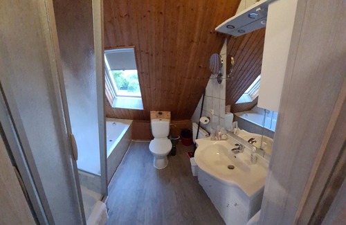 Hullhorst Apartment | W4, apartment with air conditioning, 2 bedrooms with 4 single beds.