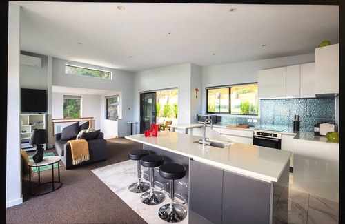 Tutukaka House | W91: Stylish, modern, up-market house with great views, right above the beach.