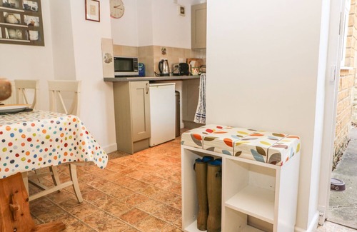 Bourton Cottage | WADHAM COTTAGE, pet friendly, with a garden in Bourton-On-The-Water