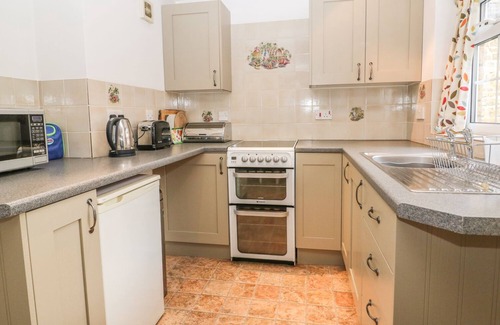 Bourton Cottage | WADHAM COTTAGE, pet friendly, with a garden in Bourton-On-The-Water