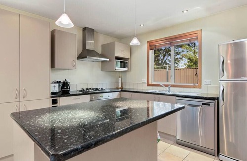 Lowburn Cottage | Waenga Wonder - Cromwell Holiday Home