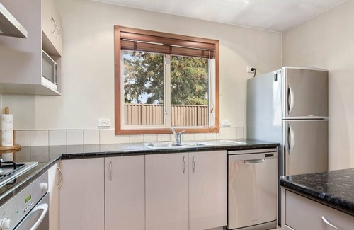 Lowburn Cottage | Waenga Wonder - Cromwell Holiday Home
