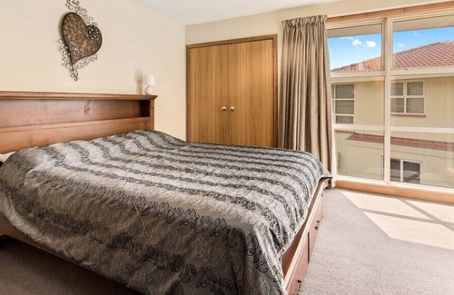 Lowburn Cottage | Waenga Wonder - Cromwell Holiday Home