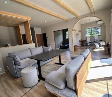 Fujikawaguchiko House | wag ur day - Spacious Villa Sleeps 10 Pet-Friendly dogs and cats Up to 7 Huge Private Dog Run