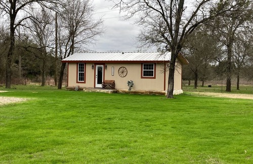 Waco Cottage | Wagon Wheel Cottage 10 Miles from Silos, Magnolia & Baylor