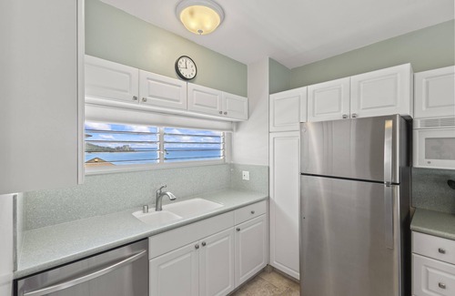 Honolulu Condo | Waikiki Shore Condo on the 13th floor with ocean view/prime location