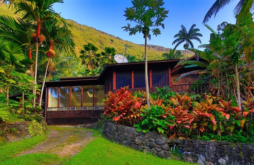Honokaa House | Waipio Botanical Gardens in the heart of Waipio with waterfall & beach access!