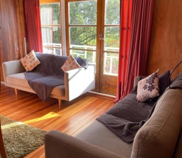 Hangatiki House | Waitomo Farmstay Cottage 1 - Kauri Cottage