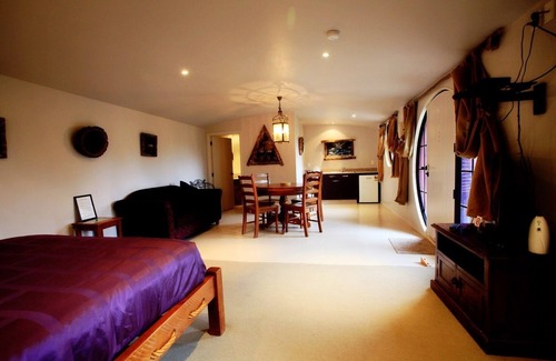 Waitomo Caves House | Waitomo Woodlyn Park Hobbit Guest House