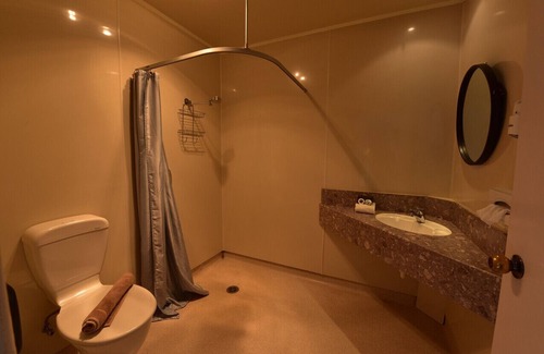 Waitomo Caves House | Waitomo Woodlyn Park Hobbit Guest House