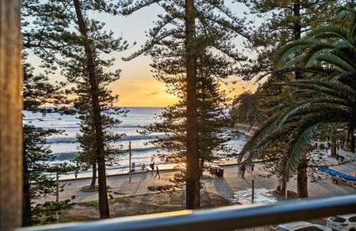 Manly Apartment | Wake to Waves, Elegant Beachfront Apartment
