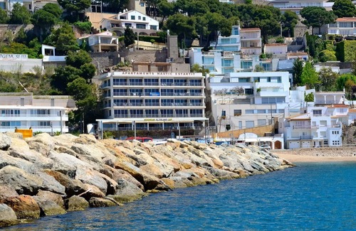 L'Estartit Apartment | Wake to Waves in a Beachside