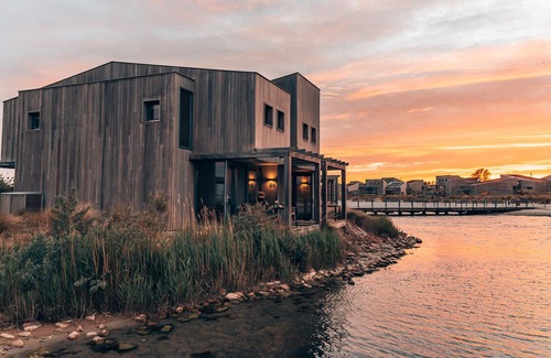 Ouddorp Cabin | Wake up at the beach with the luxury & service of a hotel.