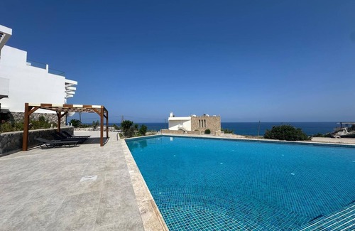 Kucukerenkoy Apartment | Wake Up by the Sea · Oceanfront Garden Retreat with Pool
