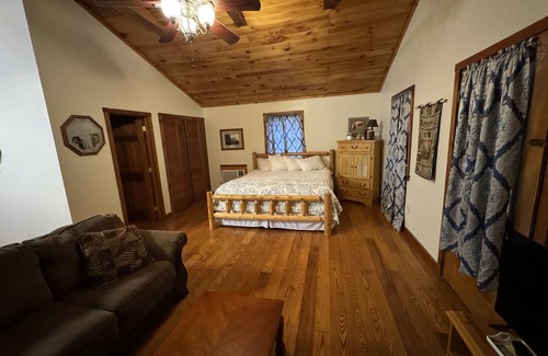 Harrison Cabin | Wake up in the country while only being minutes from all the activities.