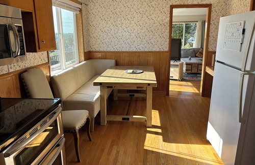 West Salem House | Wake up to Sunshine: Charming 3-bedroom house with AC, WiFi in lovely West Salem