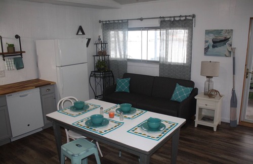 Andersonville House | Wake up with the lake as your front yard! 3bd/1bth with land access & boat slip