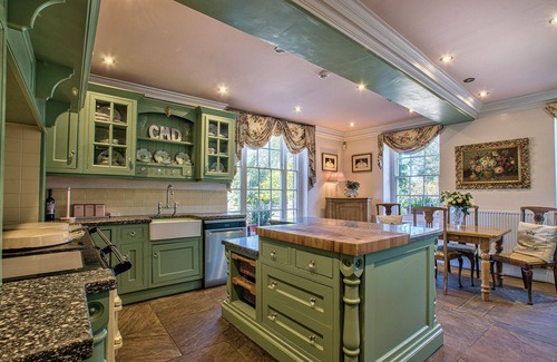Alkborough Cottage | Walcot Hall by Group Retreats - sleeps 25 guests in 8 bedrooms