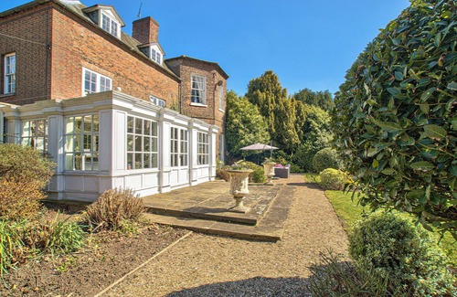 Alkborough Cottage | Walcot Hall by Group Retreats - sleeps 25 guests in 8 bedrooms