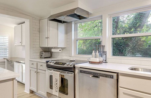 Roswell Cottage | Walk Downtown & Canton Street: Roswell Retreat!