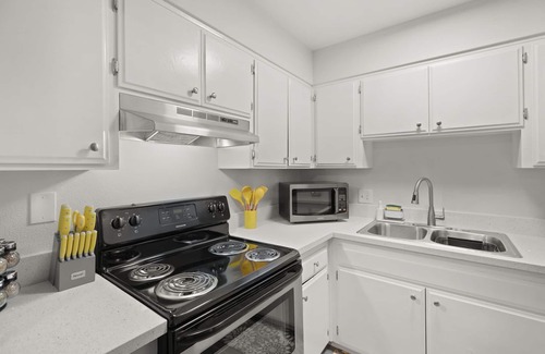 Downtown Las Vegas Apartment | Walk Downtown Las Vegas 875 sf 2BR/1BA Fremont Arts District & 8Min to The Strip