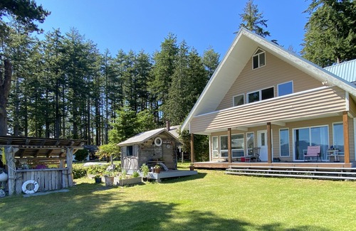 Lang Bay House | Walk on Beachfront Home