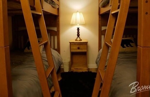 Bromley Mountain Condo | Walk-out Arlington House Condo at Bromley