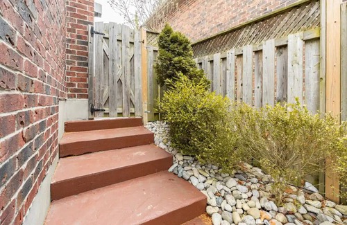 London House | Walk-out:patio:self Check-in:private:open-concept