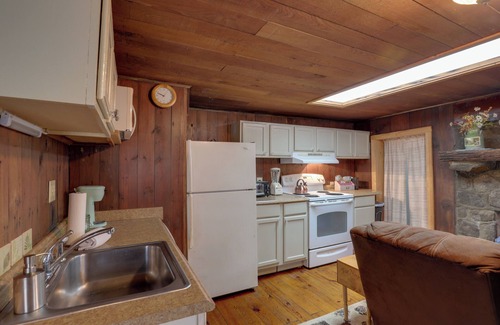 Hot Springs Apartment | Walk to Appalachian Trail: Hot Springs Getaway!